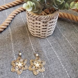 🤍 2 for 20 🤍gold flower earrings w/ pearl center